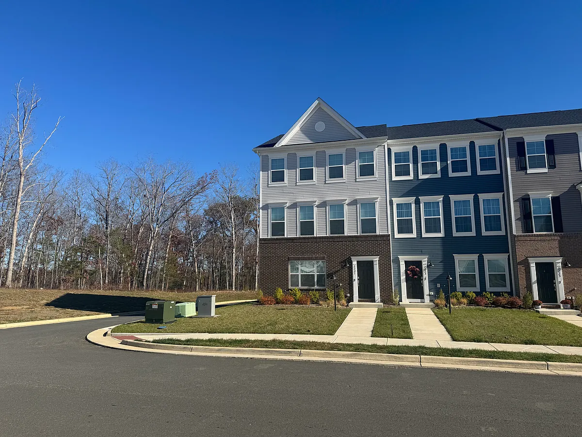 Building Photo - 2221 Barhill Way