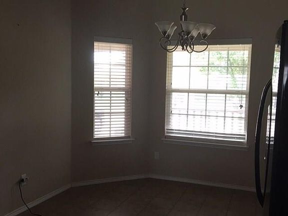 5th image of 504 Crescent Creek Ln