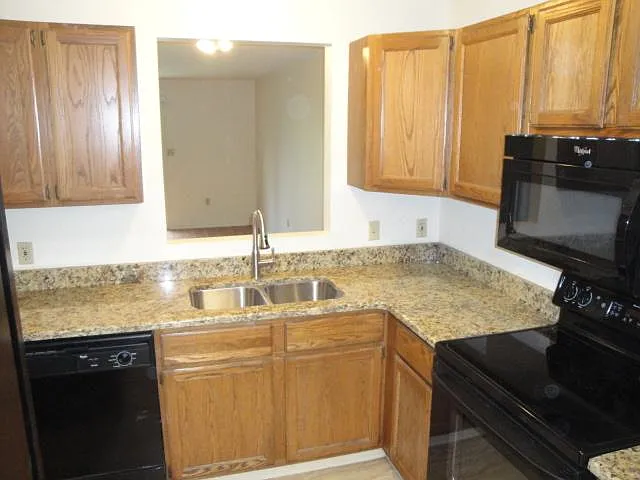 2 bed, 1.5 bath, 1200 sqft, $1,595 — Photo 3