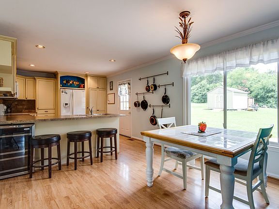 4th image of 511 Meadow Creek Ln