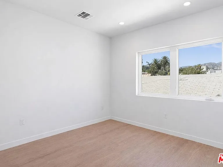 2120 N Beachwood Dr — Photo 18