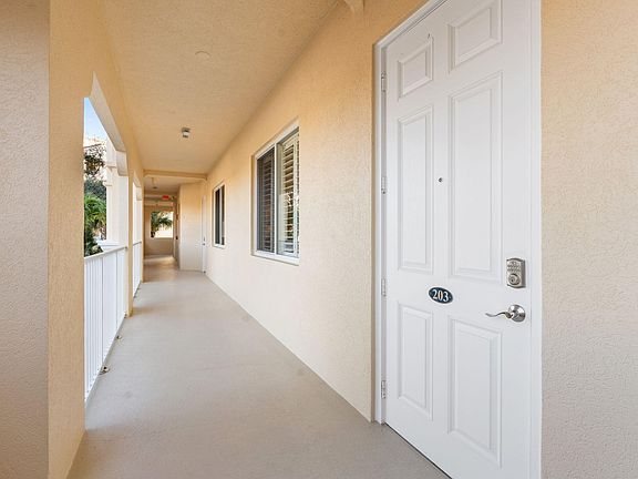 4th image of 27 Harbour Isle Drive W #203