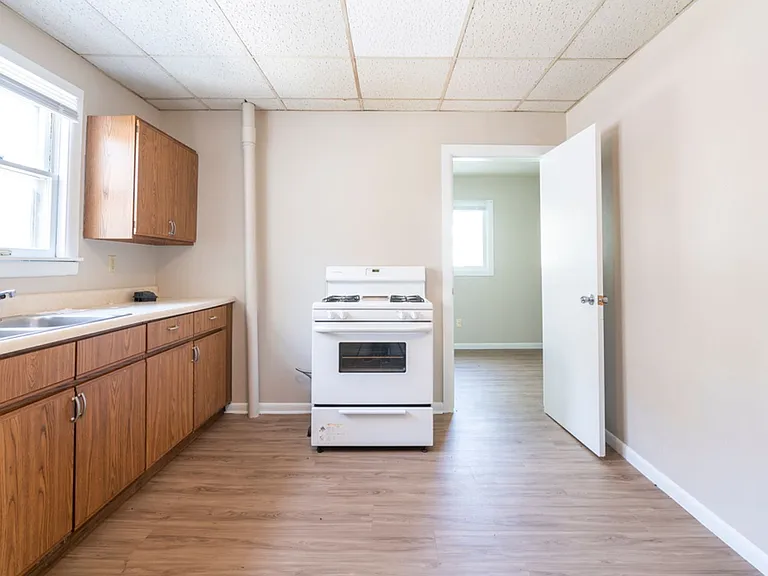 2110 College St - Cedar Falls — Photo 17
