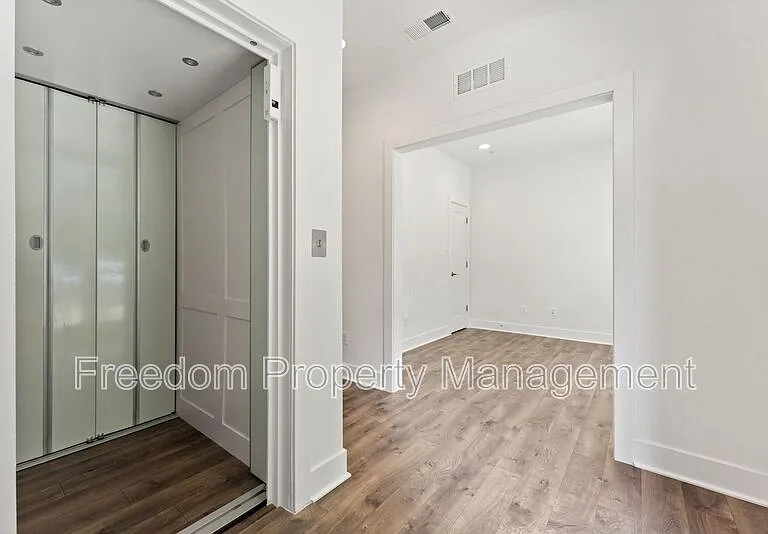 1876 Michael Faraday Dr — Photo 14