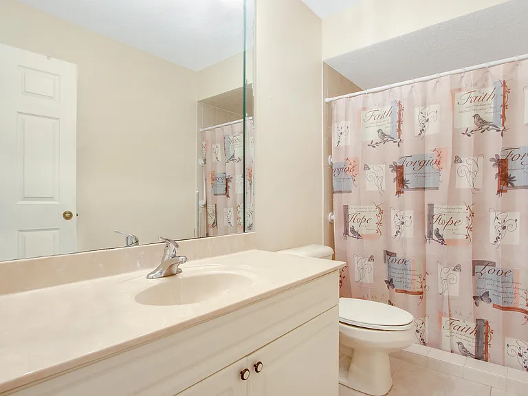 1198 SE Petunia Ave — Photo 3