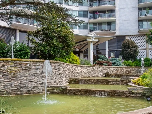 1 Claridge Dr. Apt. 727 #727, Verona Twp., NJ 07044