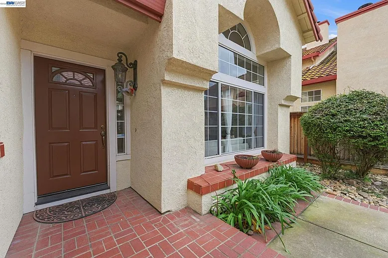 Building Photo - 2260 Redington Dr