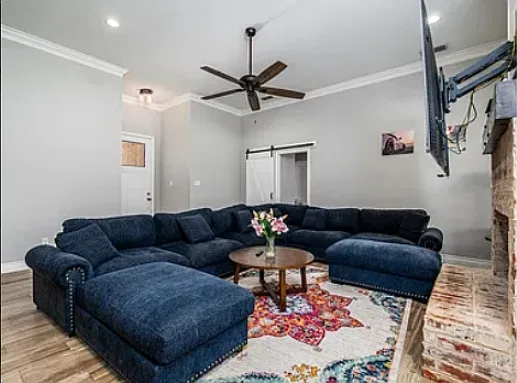 4 bed, 2371 sqft, $5,500 — Photo 4