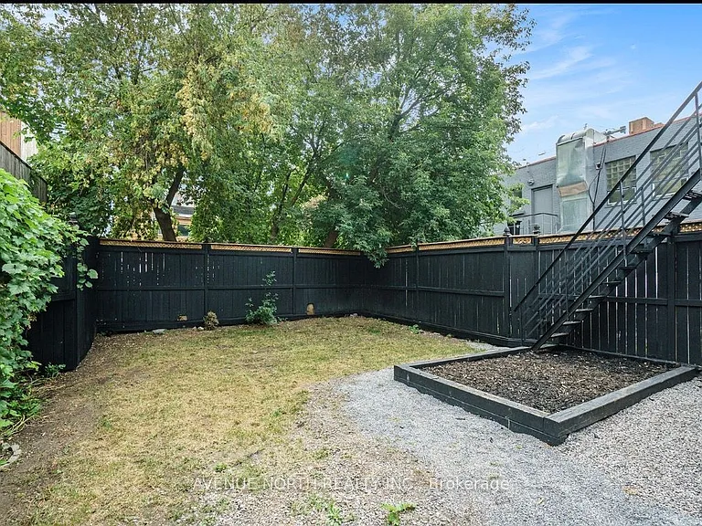208 Clarence St #1 — Photo 16