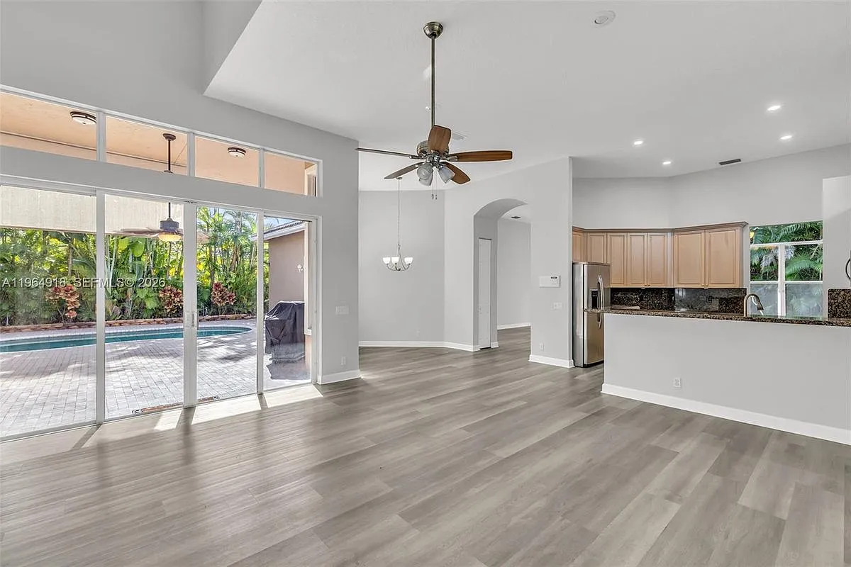 5 bed, 5.0 bath, 3287 sqft, $5,900 — Photo 2