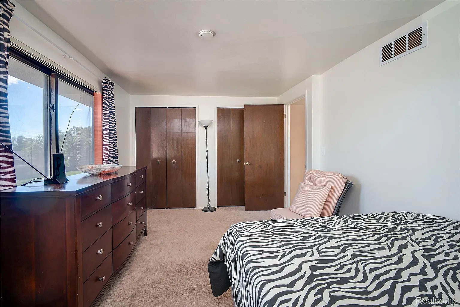 2 bed, 1043 sqft, $1,800 — Photo 3