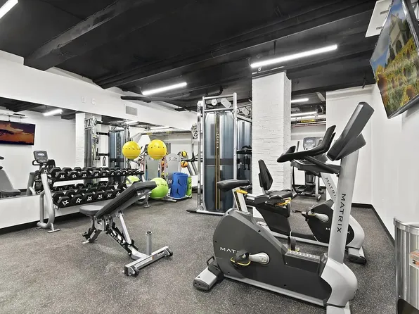 915 West End Avenue image 10 of 11