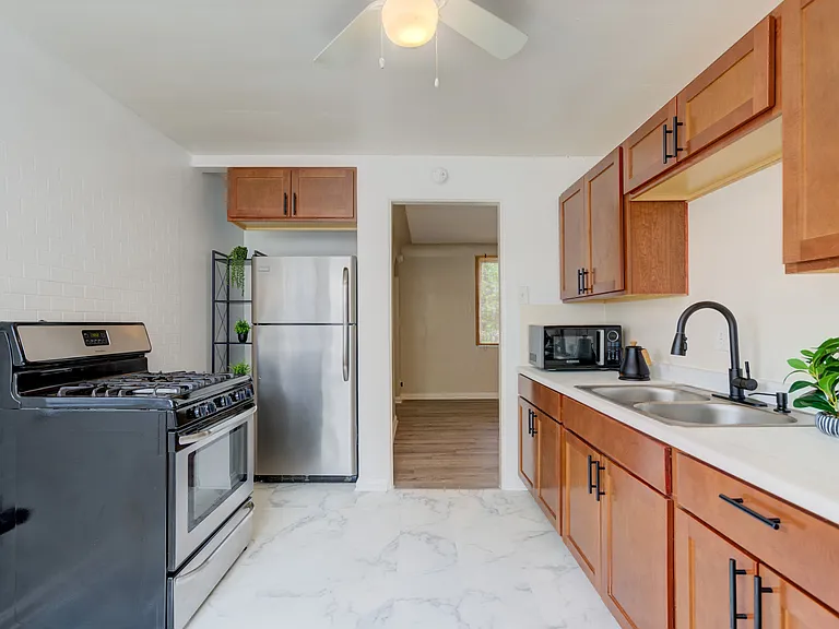 2411 Harris St — Photo 9