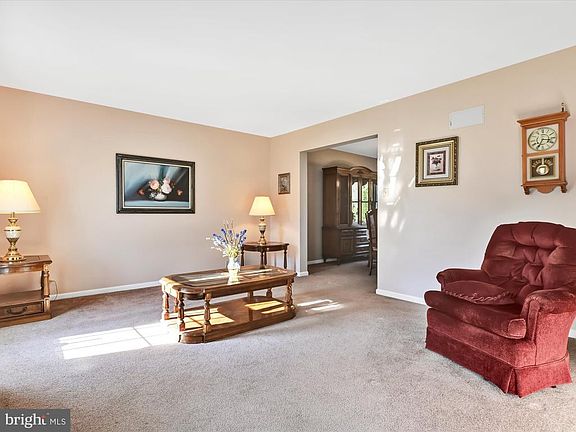 5th image of 213 Tamarack Dr