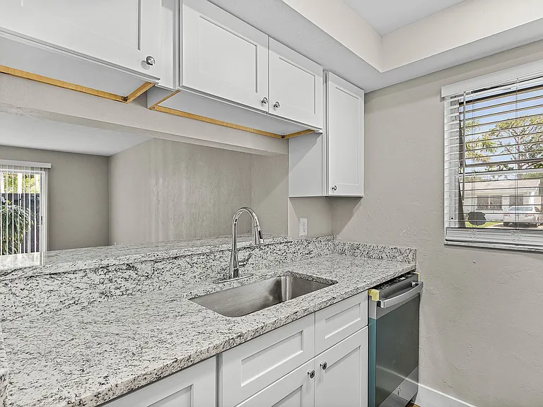 1917 Maravilla Ave #34 — Photo 17