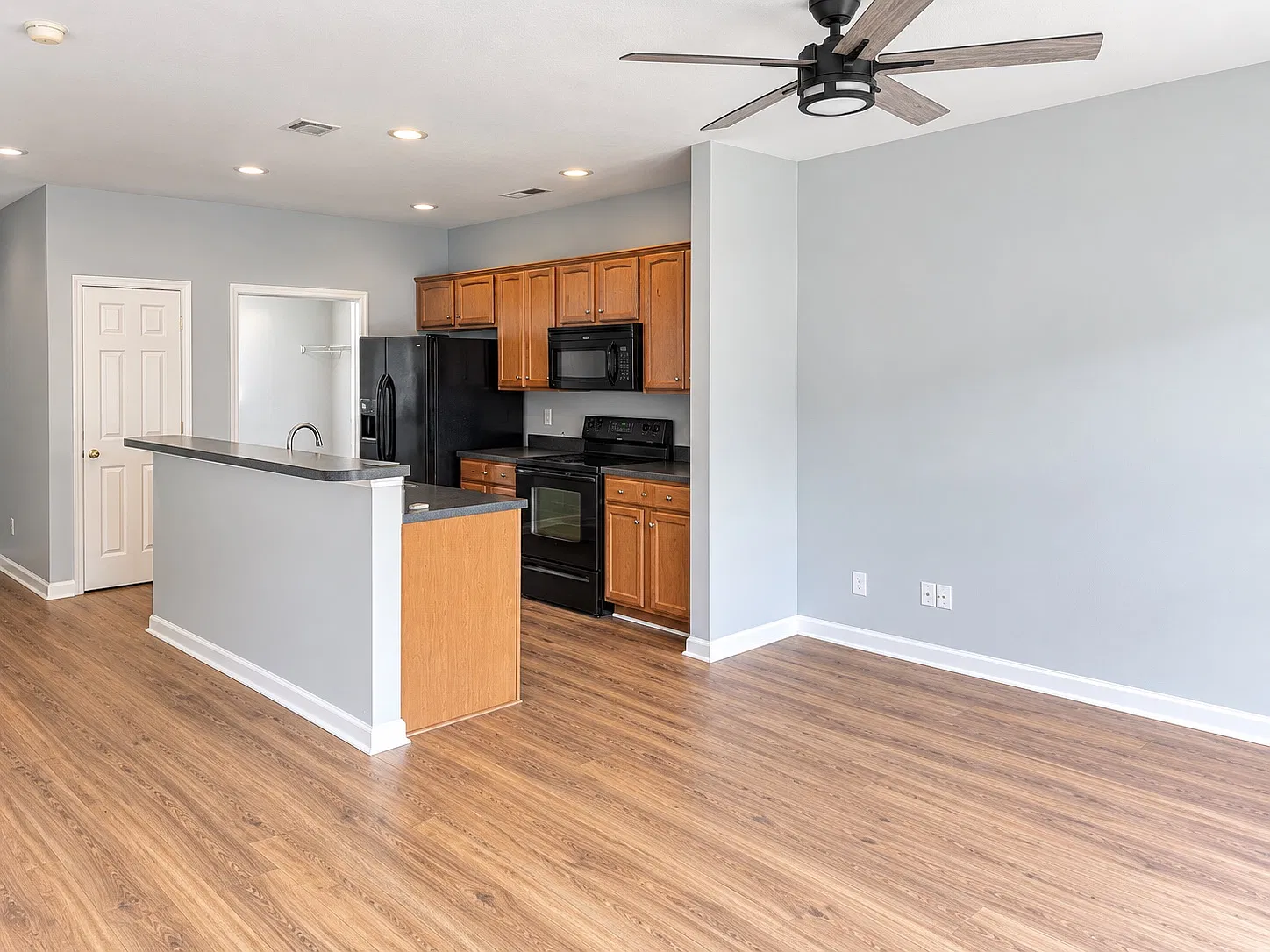 422 Farrow Ct — Photo 3