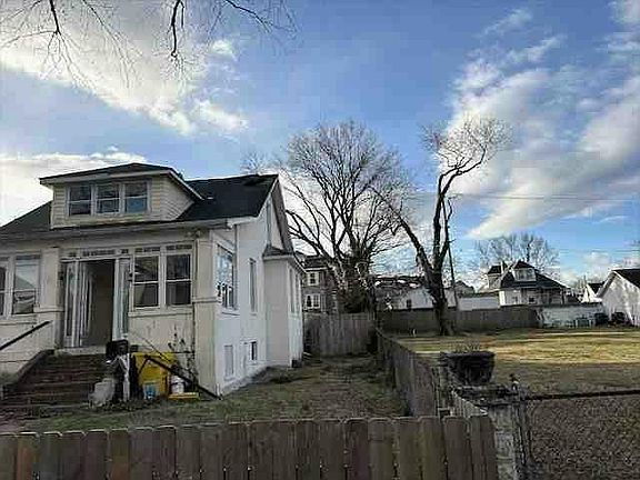 4th image of 209 3rd Ave