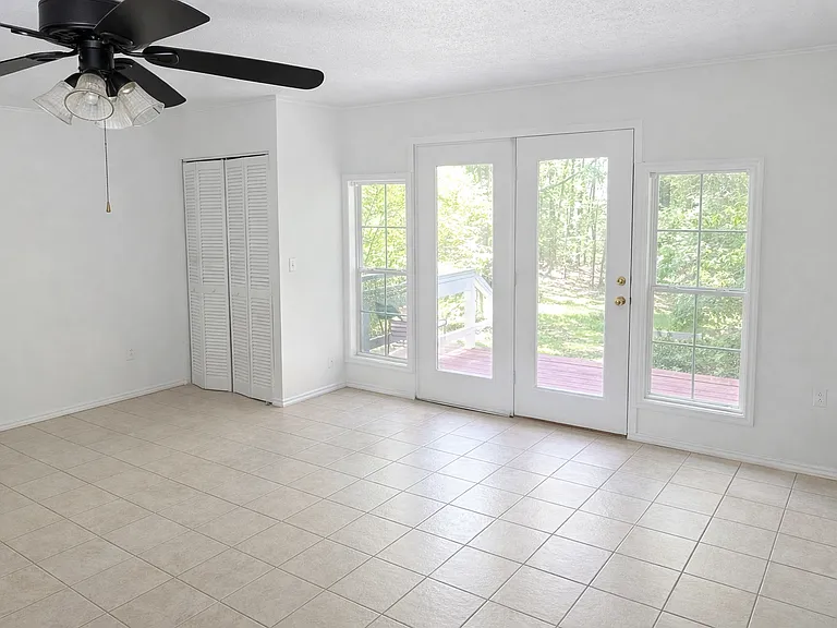 251 Washington Dr — Photo 3