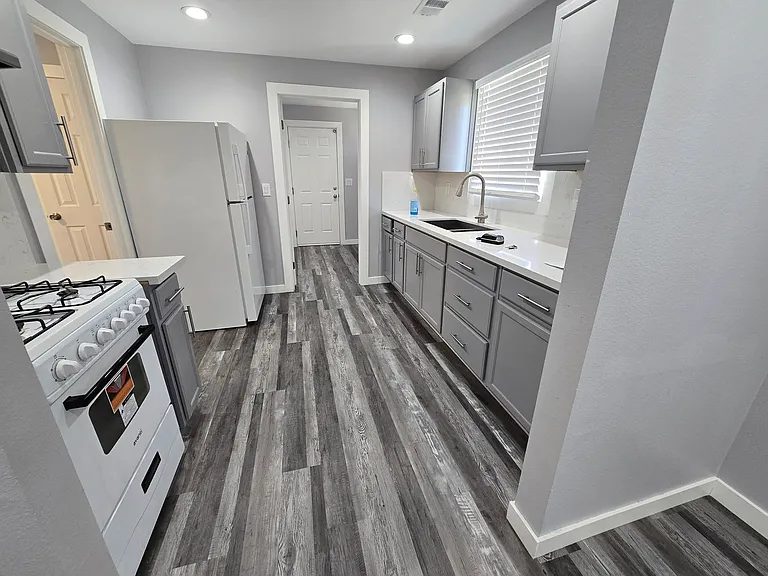151 E Alexander Ave — Photo 5