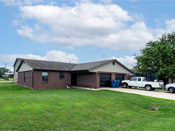 619 & 621 W 1st Ave, Gentry, AR 72734