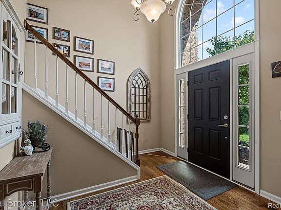 2nd image of 45192 Thornhill Rd