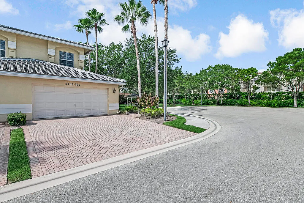 3 bed, 2.0 bath, 2306 sqft, $5,000 — Photo 3