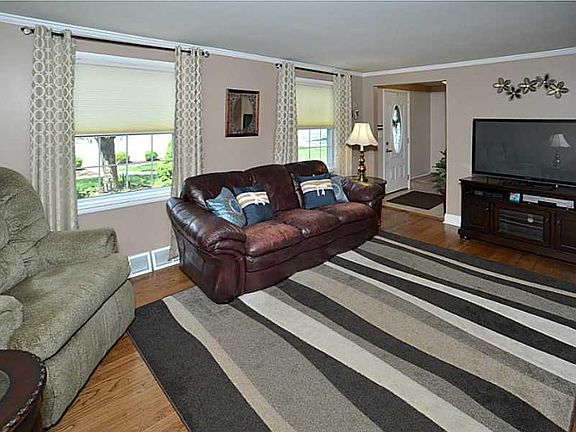 5th image of 198 Crescent Garden Dr