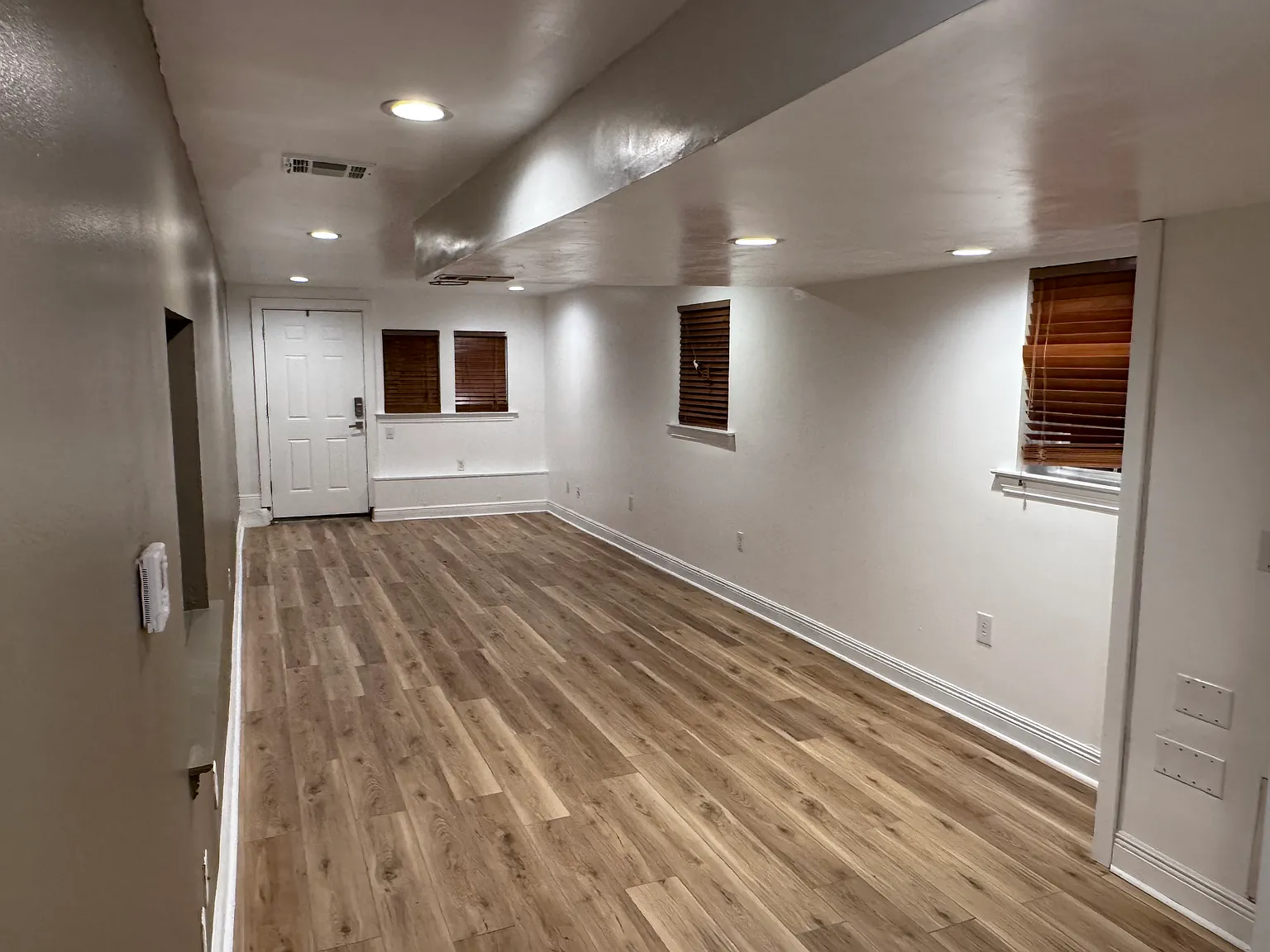 Studio, 709 sqft, $1,000 — Photo 2
