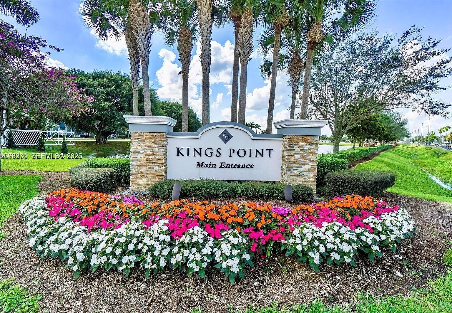 Kings Point Burgundy — Photo 1