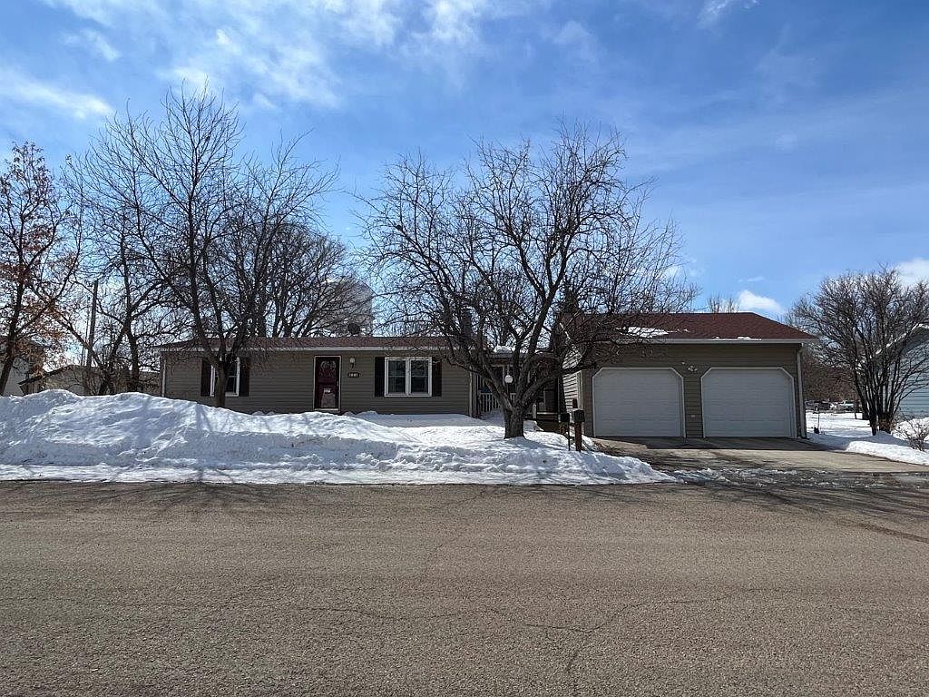 211 13th St E, Mobridge, SD 57601 Zillow