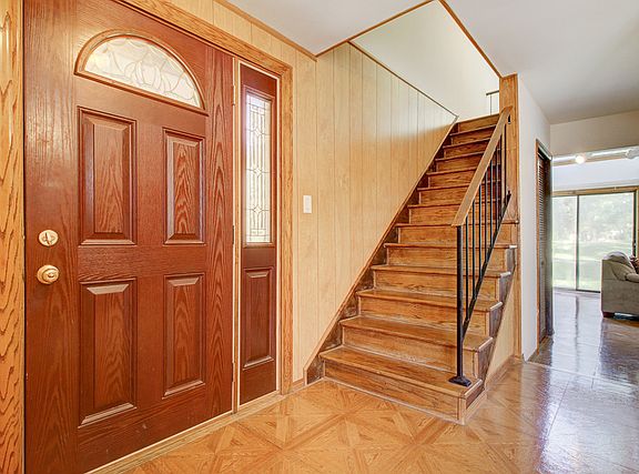 2nd image of 690 E Woodfield Trl