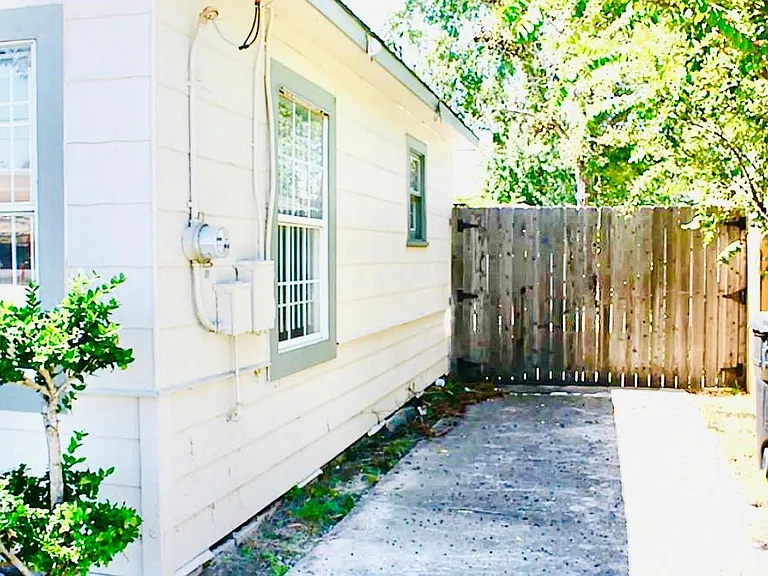 1429 N Durham Dr — Photo 9