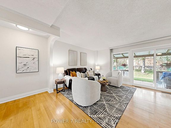 4th image of 18 Sprucewood Ct