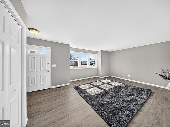 5th image of 76 Springlake Dr