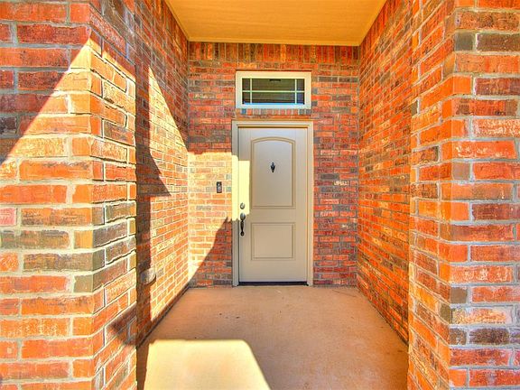 4th image of 1104 Hickory Creek Dr