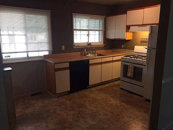 Kitchen with dishwasher