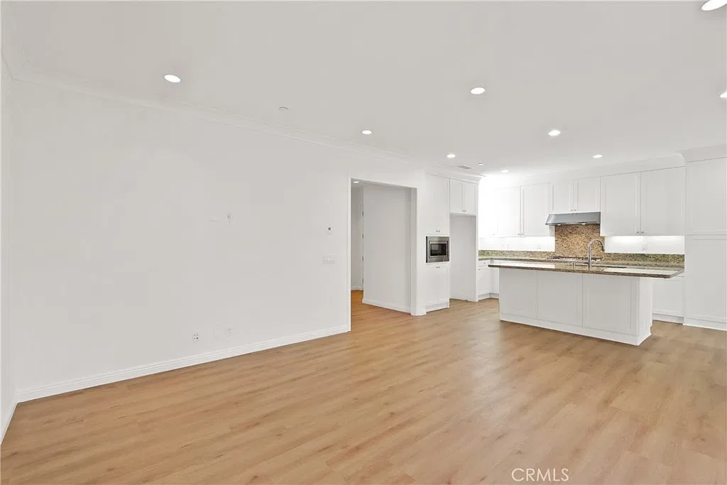 4 bed, 2037 sqft, $5,700 — Photo 2