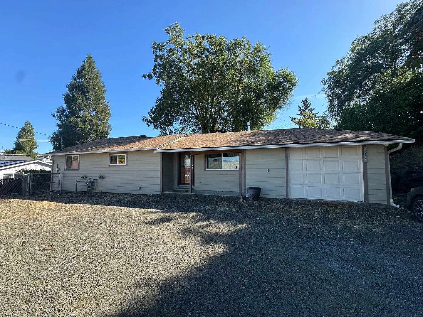 Roseburg 2-Bedroom, 1-Bath House with Garage — Photo 1
