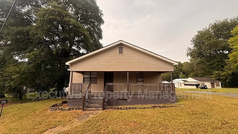 3 bed, 1.0 bath, 1410 sqft, $1,200 — Photo 1