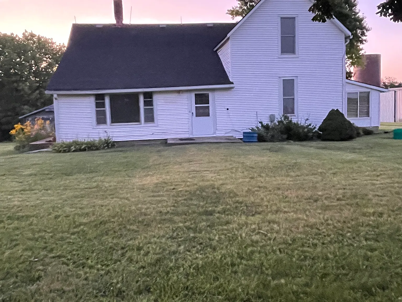 3 bed, 2580 sqft, $1,405 — Photo 2