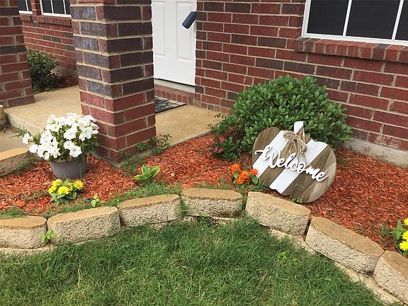 3rd image of 8905 Holliday Ln