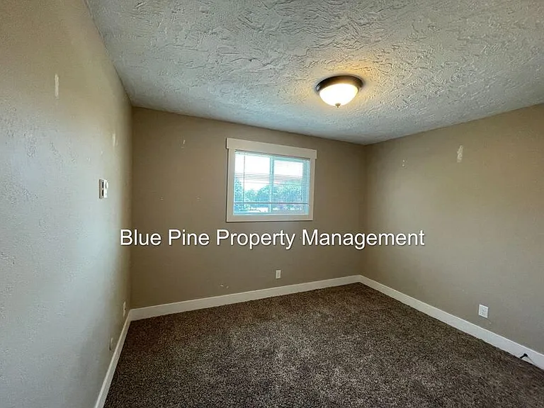 1201 N Skyline Dr #2 — Photo 8