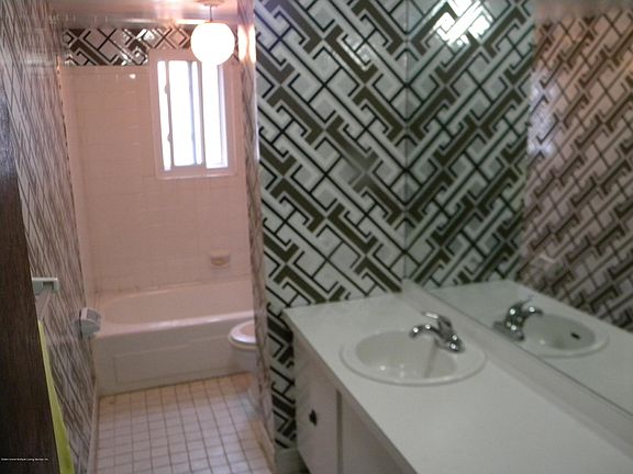 5th image of 409 Bartlett Ave