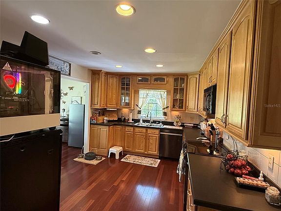 5th image of 305 White Oak Dr