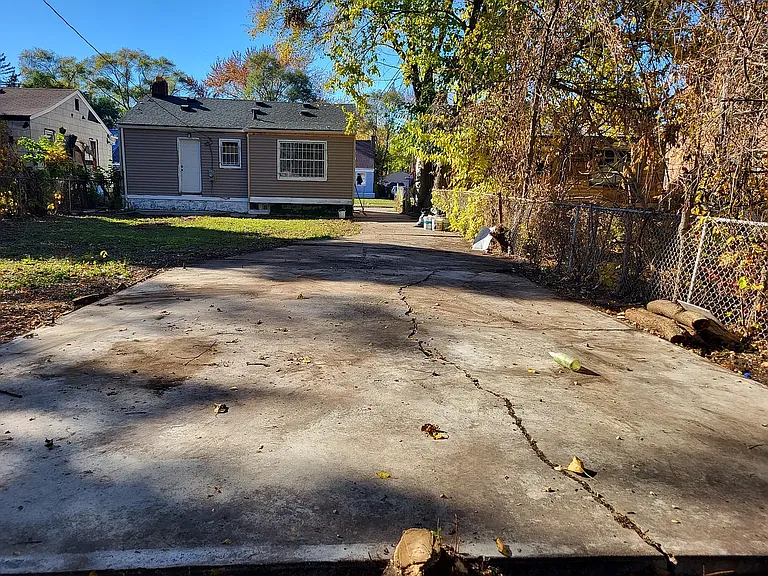 19360 Dwyer St — Photo 12