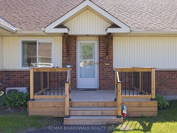 2nd image of 206 Oak Leaf Point