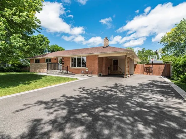 149 Seneca Ct, Hamilton, ON L9G 3C1