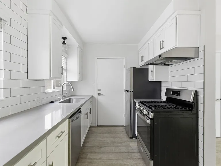 1676 Manning Ave — Photo 14