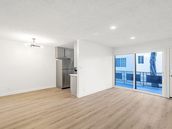 3rd image of 4711 Beverly Blvd #8