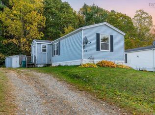 94 Commission St, Shelburne, NS B0T 1W0